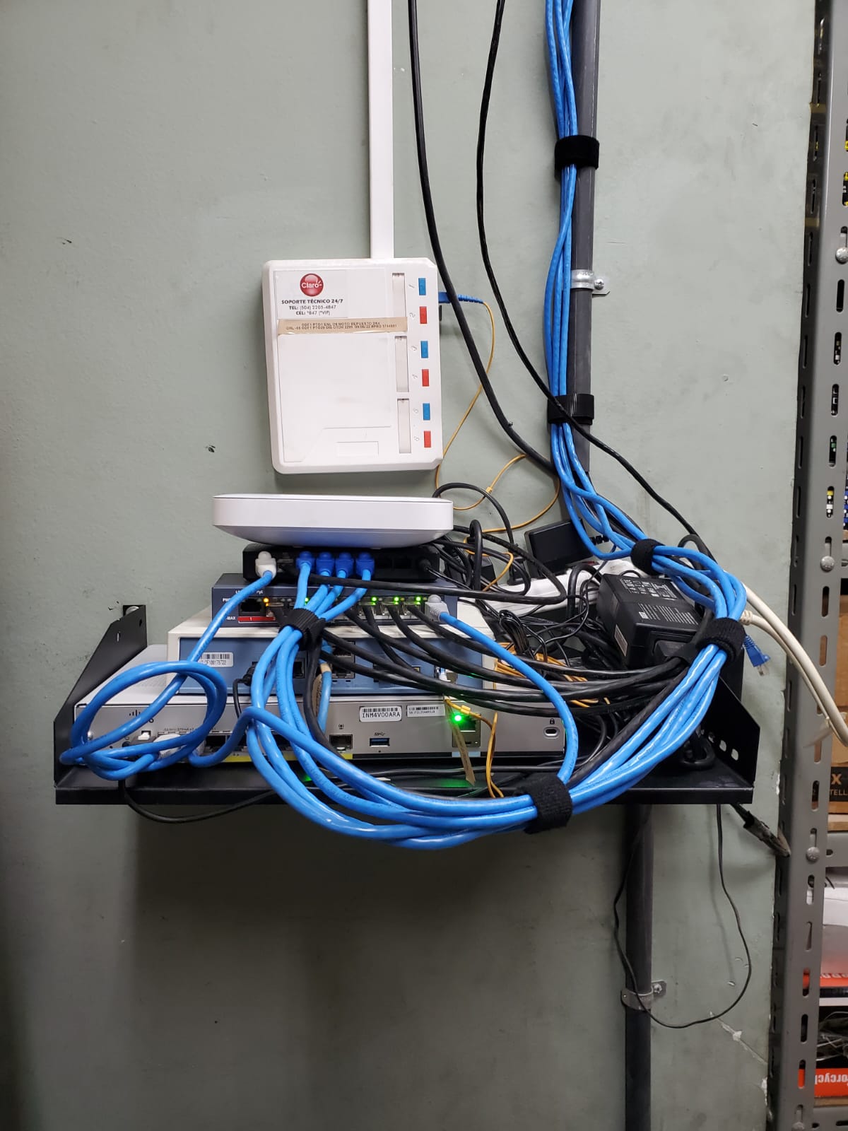 Bandeja organizada con switch Gigabit